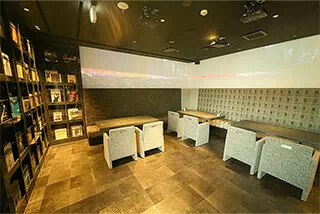 [9F] Lounge：ラウンジ/モニター/本棚/屋内テーブル席