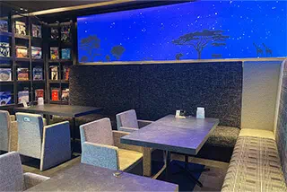 [9F]ラウンジ/モニター/本棚/屋内テーブル席