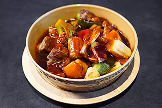 肉料理 - 牛すじとごろごろ野菜のデミグラスソース煮込み