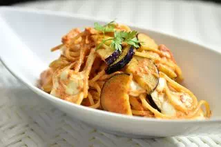 パスタ - なすとベーコンとモッツァレラチーズのトマトソースパスタ