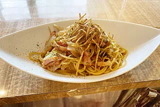 パスタ - ベーコンとナスの和風パスタ フライドゴボウのせ