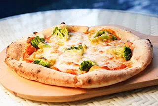 ピッツァ - アンチョビとガーリックのピッツァ