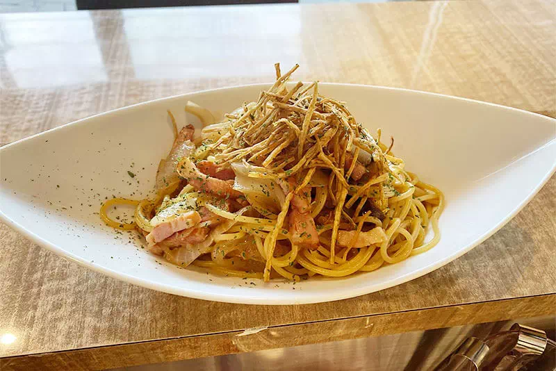 ベーコンとナスの和風パスタ フライドゴボウのせ